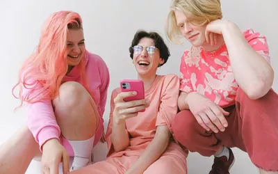 drei junge Menschen konsumieren Social Media